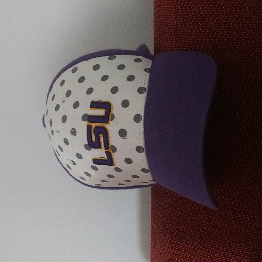 - LSU  28  1sz. Youth or small adult+.free hat